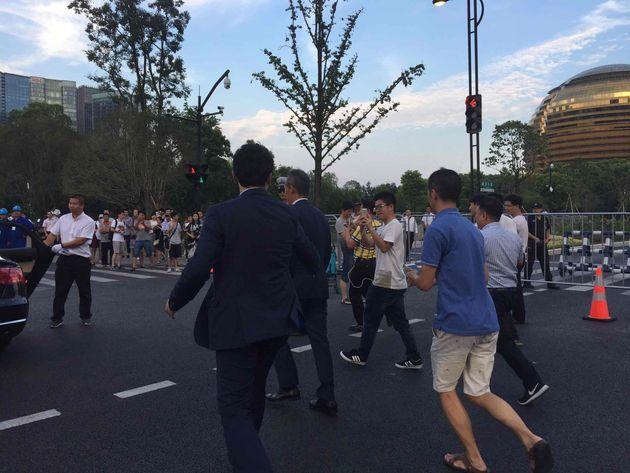 现场实拍:王石闪现B20开幕式 精神很好始终微笑