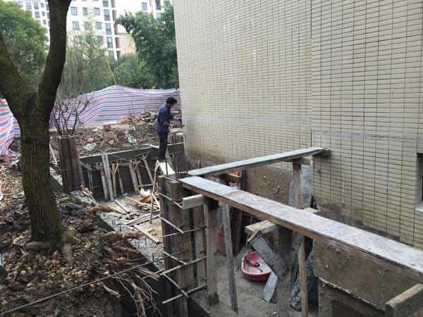 上海联排别墅业主私挖地下室
