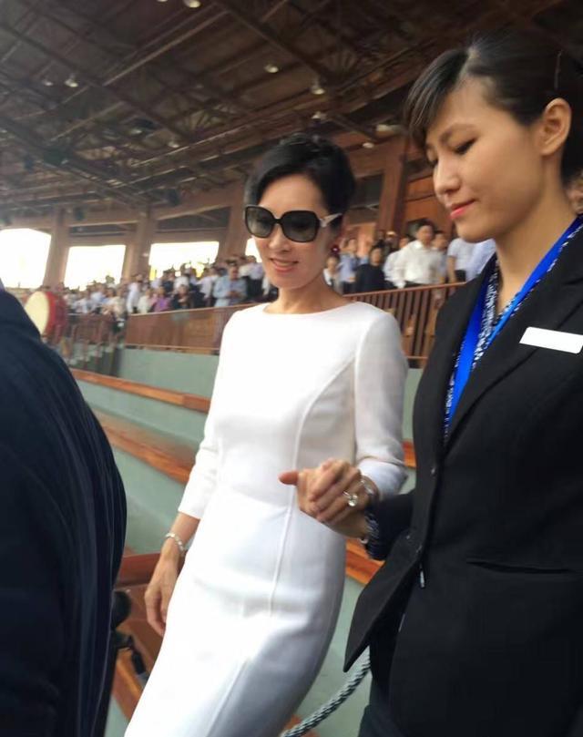 首富全家现身合肥万达城 王思聪表情不羁