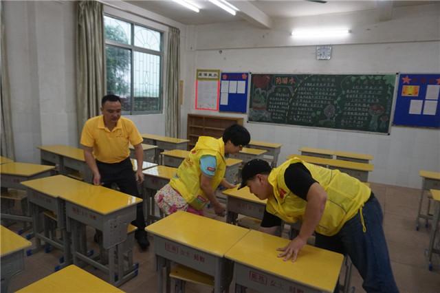 珠海、始兴义工为马市镇小学捐献400套桌椅_