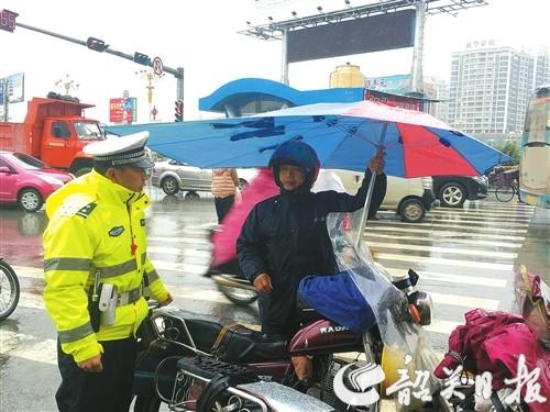 交警部门展开整治行动 严查摩托车违法加装雨