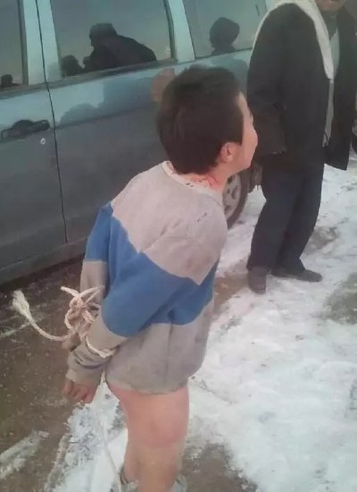 固原一8岁男孩在冰天雪地被村民捆绑脱裤殴打
