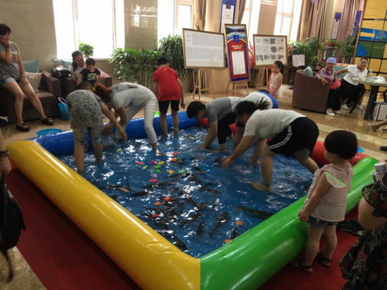 天鹅湖小镇·东区亲子摸鱼比赛欢乐落幕