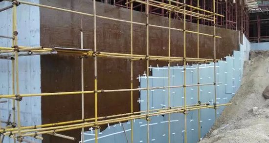 南澳:半岛逸景海岸部分楼层外侧挡土墙模板已安装_房产_腾讯网