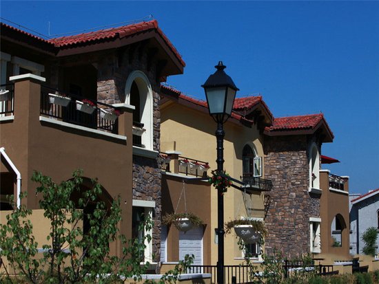 鸿威翡翠城联排别墅一期竣工 均价6000元\/㎡_