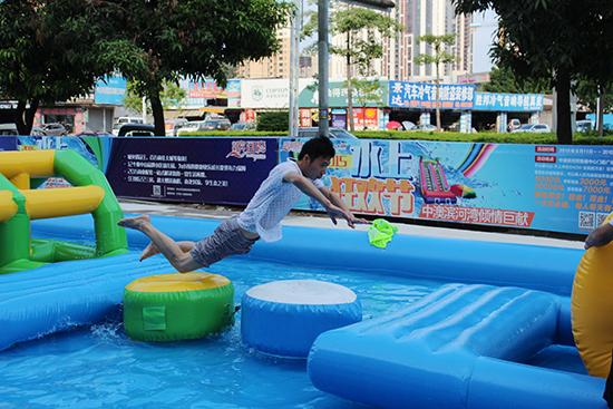 比赛区旁边还有一个亲子游乐池,很多家长带着小孩前来玩水消暑,看着一