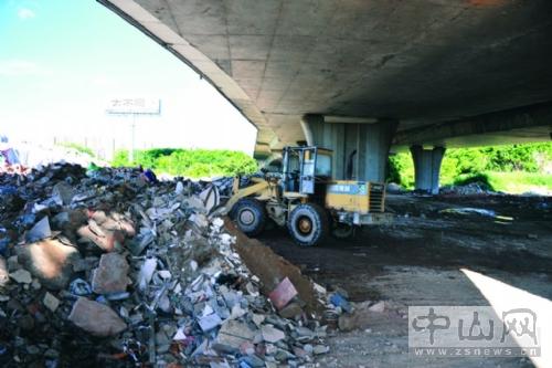中山南外环岐江河桥底堆积垃圾正被清理