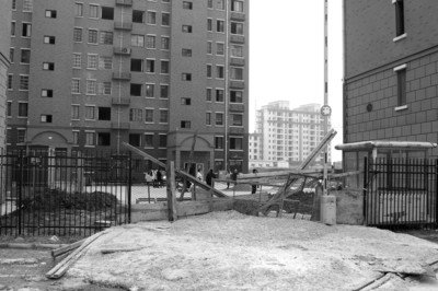 淮南百余人闯小区剪电线锯水管 倒混凝土堵大