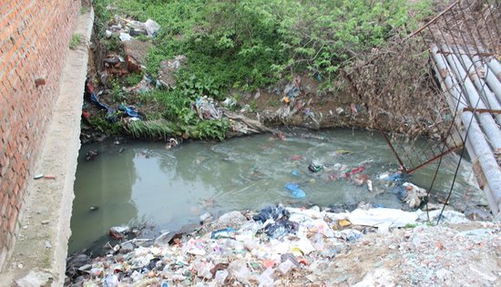 广场北路无人整治 惊现臭水沟!_频道-淮南_腾讯网