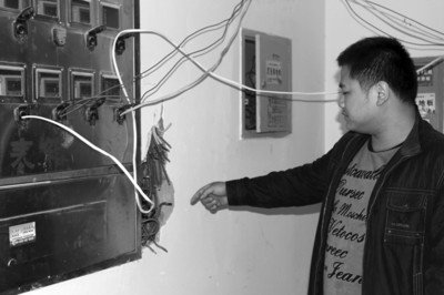 淮南百余人闯小区剪电线锯水管 倒混凝土堵大