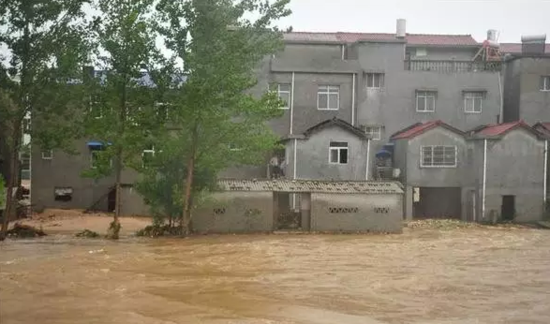 据了解,麻城市铁门岗乡降雨量达到350㎜,该乡2个自然塆