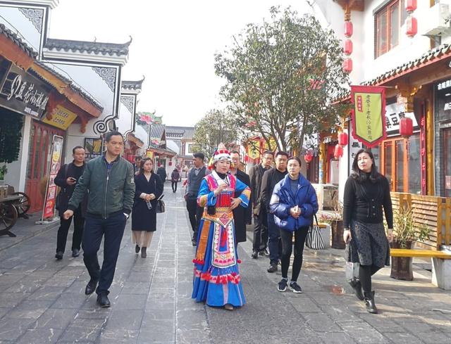 郑军燕一行对零陵古城进行了深度考察调研,晚上游古城,了解古城的夜间