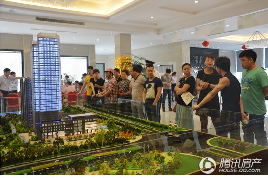 万汇广场6字头公园美宅首开 引发火热抢购_频