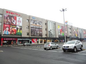 万华广场位于临安东西向城市主干道钱王大街上,项目占地面积20581平方