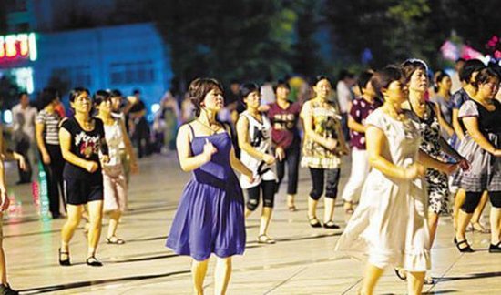 大妈跳广场舞致房价下跌 降价12万仍没有人买