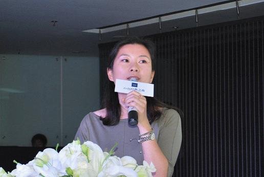 郡原地产销售总监黄芳做项目介绍