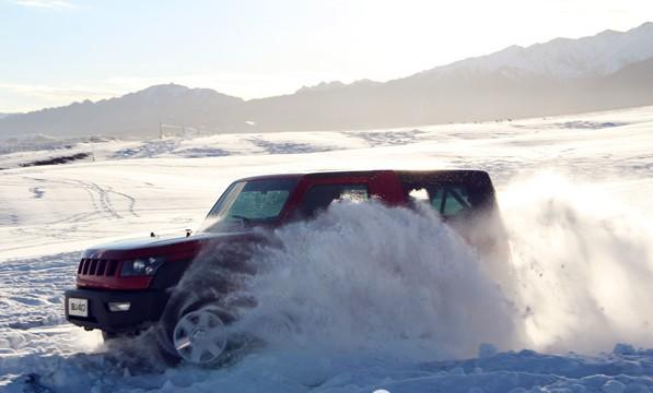 时尚硬派快开着北京40在雪地里撒野