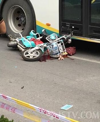 南通一28岁女子骑车跌倒 被公交车碾压头部死
