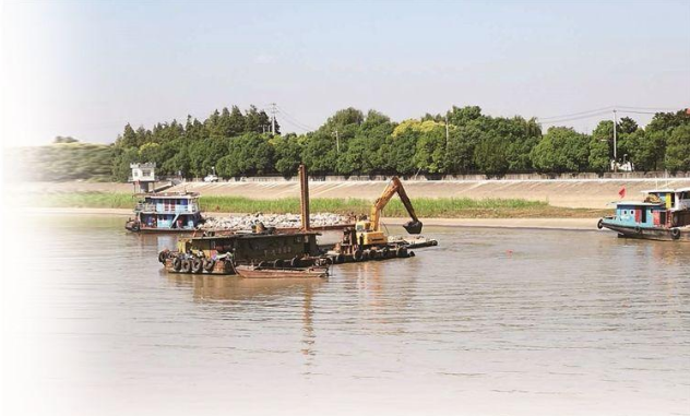 南京一施工队河道清淤将淤泥挖出绕一圈又回填