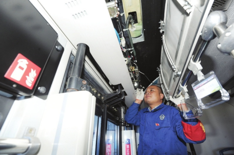 苏州一男子喜爱修车 16年修好公交车6万辆