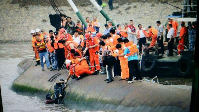 长江客轮倾覆 现场21岁重庆籍船员获救