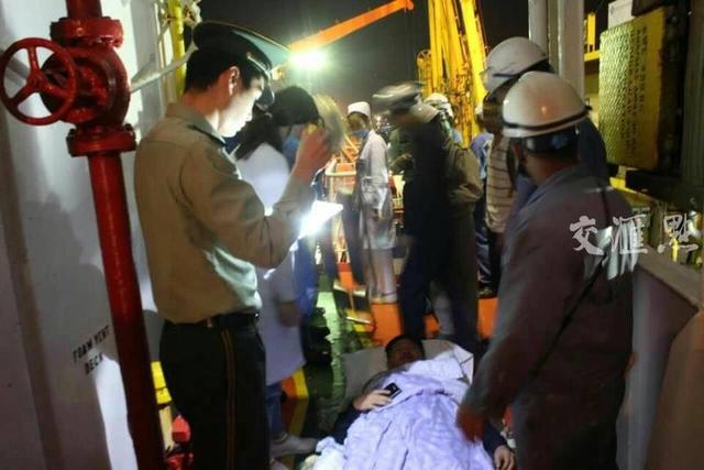 扬州口岸一韩国籍船员被缆绳击中 民警紧急救助