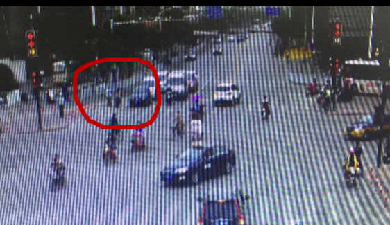 徐州一无牌摩托车拒检查 车手踹倒交警逃之夭夭