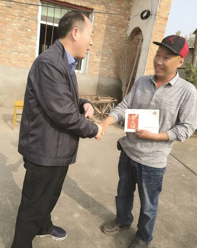 淮安残疾男子头皮不能碰水 见三轮坠河仍下水救4人