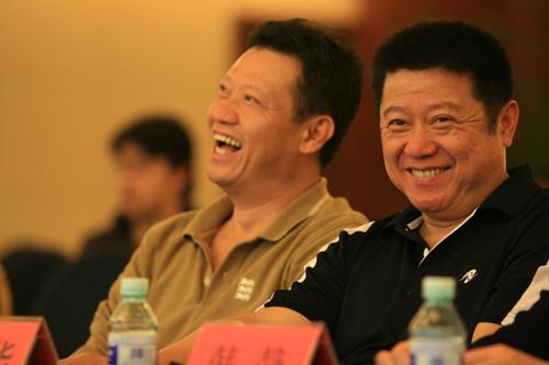 世界冠军常熟大耍花式乒乓 陈新华郭跃华与“迷”同乐_地方站_腾讯网