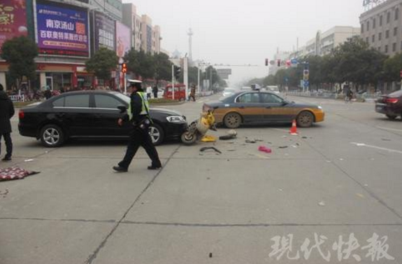 镇江一男子骑电动车闯红灯被撞飞 幸好只受轻伤