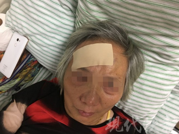 南京一老人路过施工围挡被坠落物砸伤