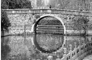 小伙南京新街口大屏幕求婚成功 女孩泣不成声