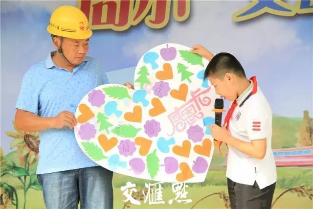 常州一小学请建筑工人当升旗手 学生还送上感
