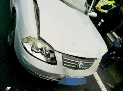 扬州一宝马女司机把油门当刹车 连撞前车3下