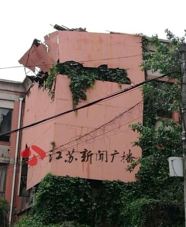 突发!南京一大楼突然塌方 险些砸中路人_大苏