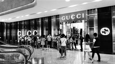 昨天德基gucci专卖店门口排着长队.