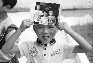 苏大学子连续12年贵州支教 为给孩子们拍"全家福"