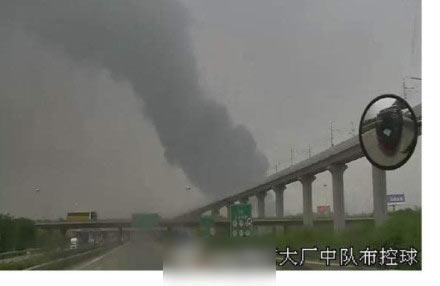 扬子石化3个罐体坍塌起火消防中心增调3个大队