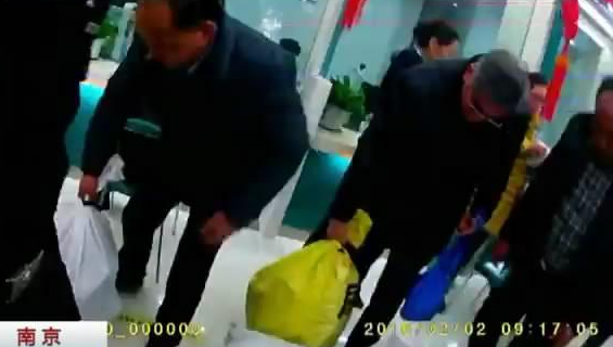 工地取款1500万发工资 民警派车护送保平安