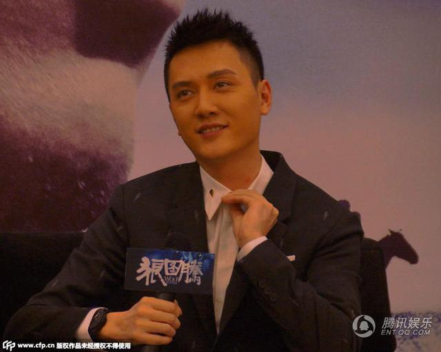 冯绍峰脖子惊现吻痕 面露尴尬忙遮挡