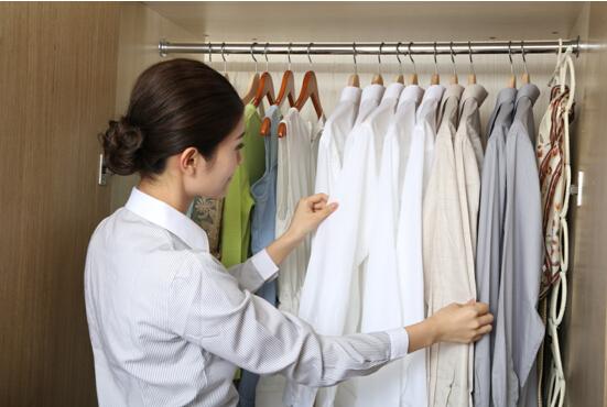 现代病催生新职业 收拾一次衣柜赚2000元