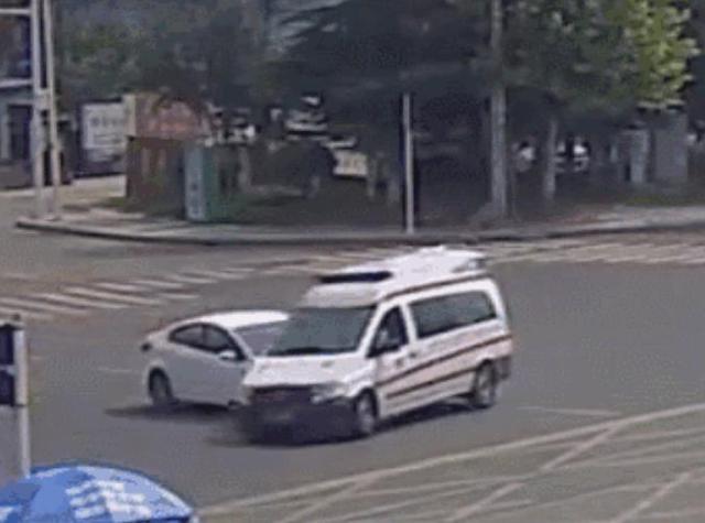 救护车救人闯红灯撞上私家车 交警：私家车全责！