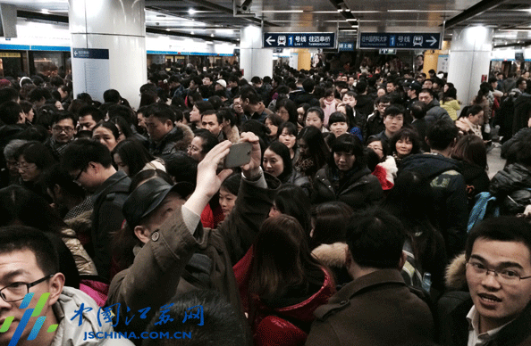 2014跨年夜 汹涌人流挤爆南京新街口地铁站