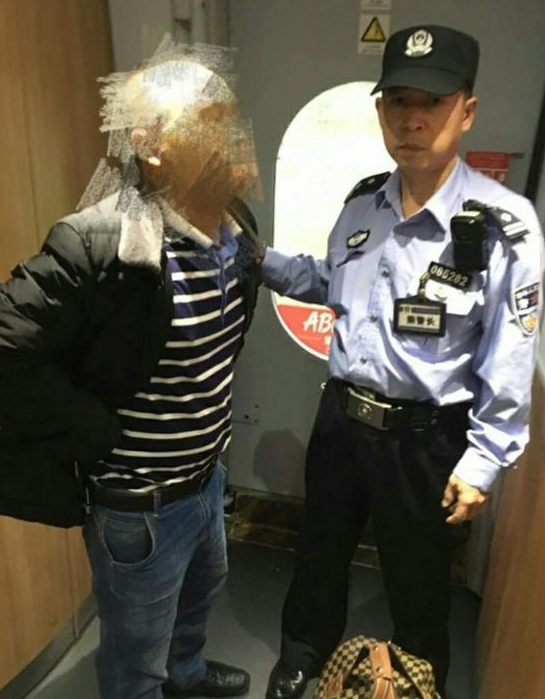 男子乘坐高铁时肚子剧痛 乘警将其送上救护车