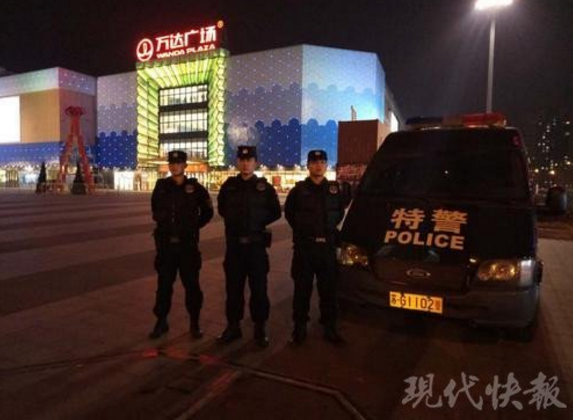 连云港特警小哥寒风中执勤 收到奶茶还有一段话