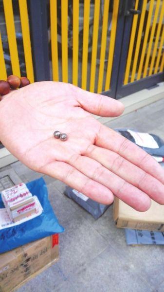 苏州东环路多家商铺玻璃被洞穿 疑遭气枪袭击