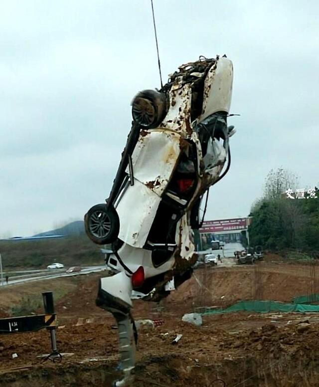 镇江凌晨发生惨烈车祸 轿车冲入路沟内致两死