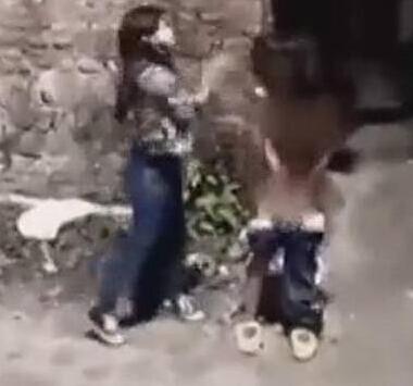 女生衣服被扯掉好处毒打打人者甚至踹女生下平板的女生初中图片