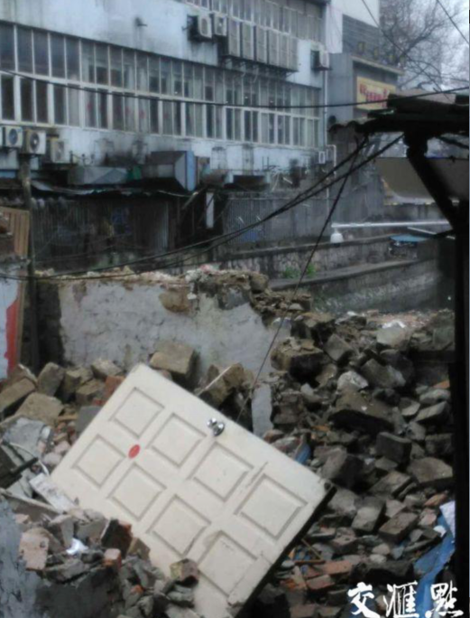 南京一处违建拆出大量明城墙砖已启动回收程序