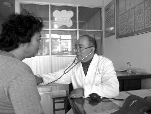 退休医生拒高薪坚守村诊所 乡亲称他优秀乡村医生